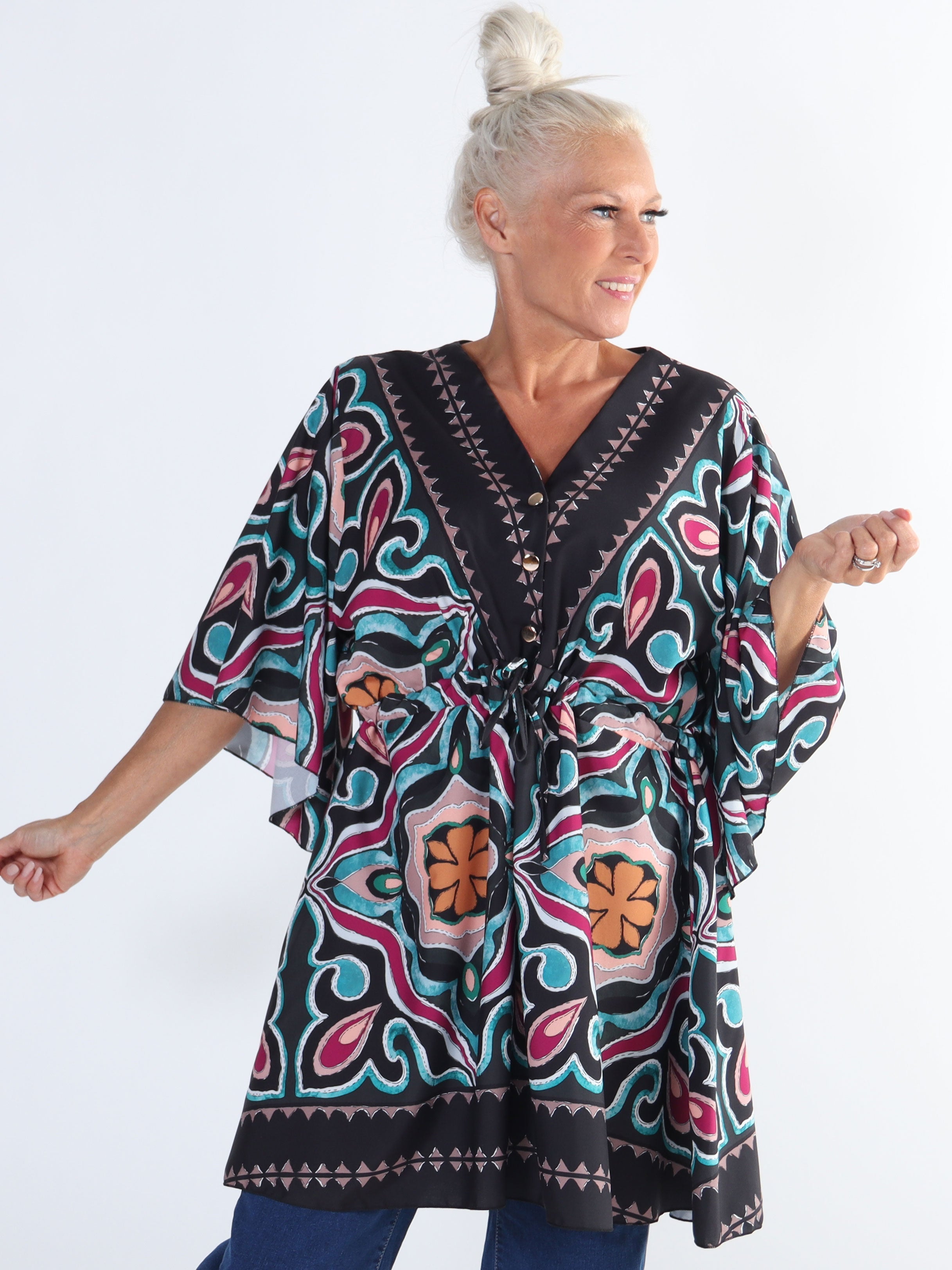 Yeva Tunika - Plus size mönstrad tunika med knytband